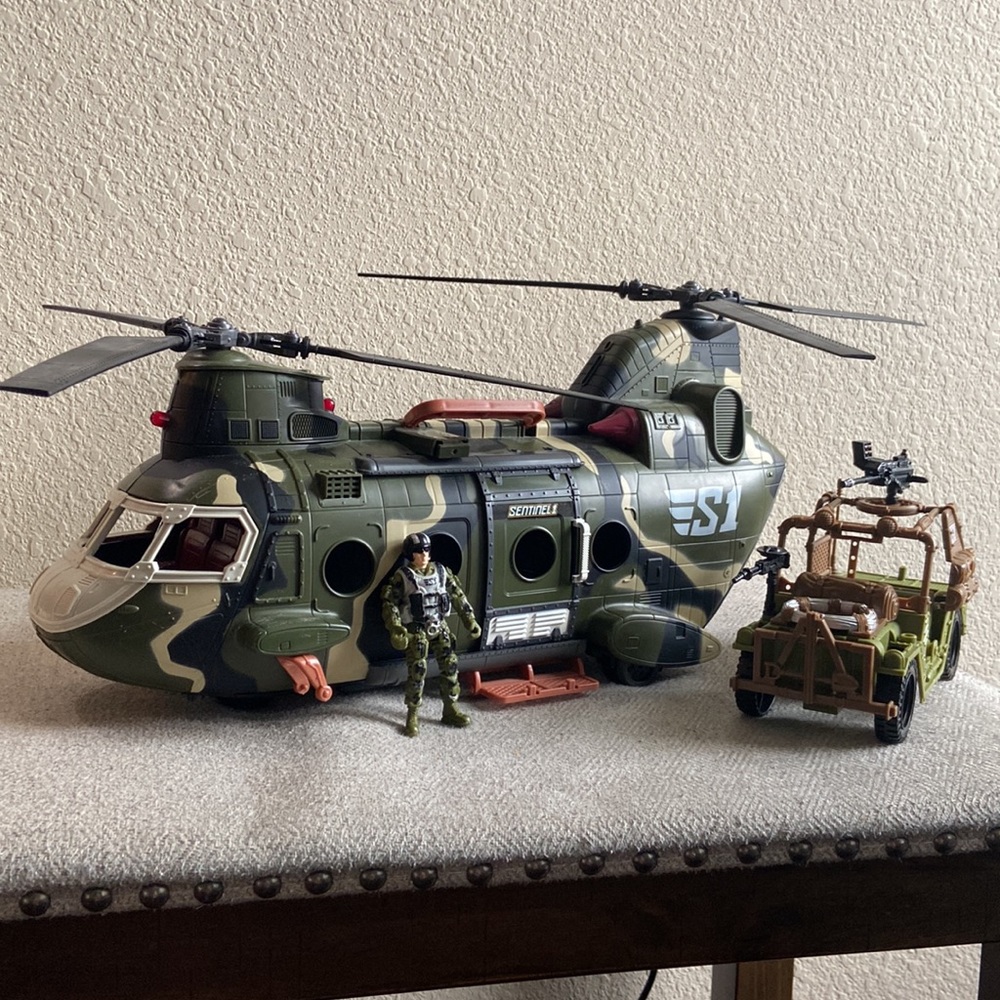 TOYS RUS EXCLUSIVE RETIRED LARGE SENTINEL CHINOOK HELICOPTER CARRIER CAR SET 31”
